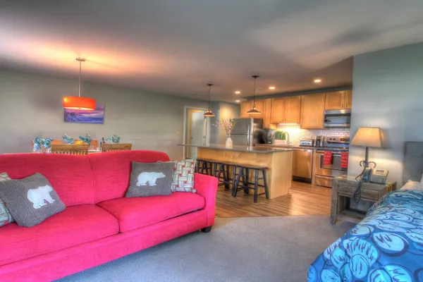 A Sweet Suite! Modern. Pool. 2RM/2BA. Shuttle. 532