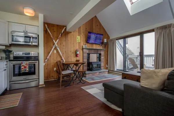 Serene Top Floor Condo (resort style amenities)